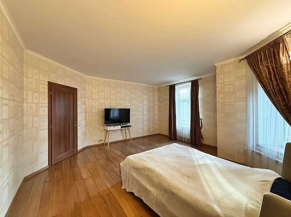 Будинок з ремонтом, гаражем, сауною та басейном. Центральний Парк.