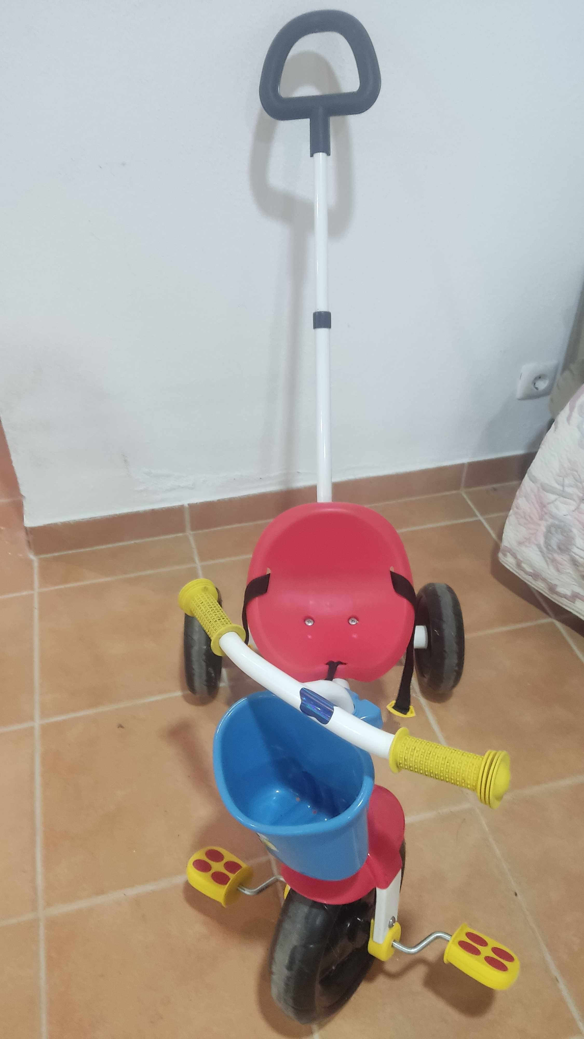 Triciclo de criança com oferta de segundo triciclo