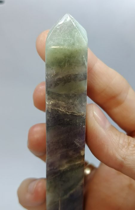 Fluoryt tęczowy wieża obelisk kamień minerał