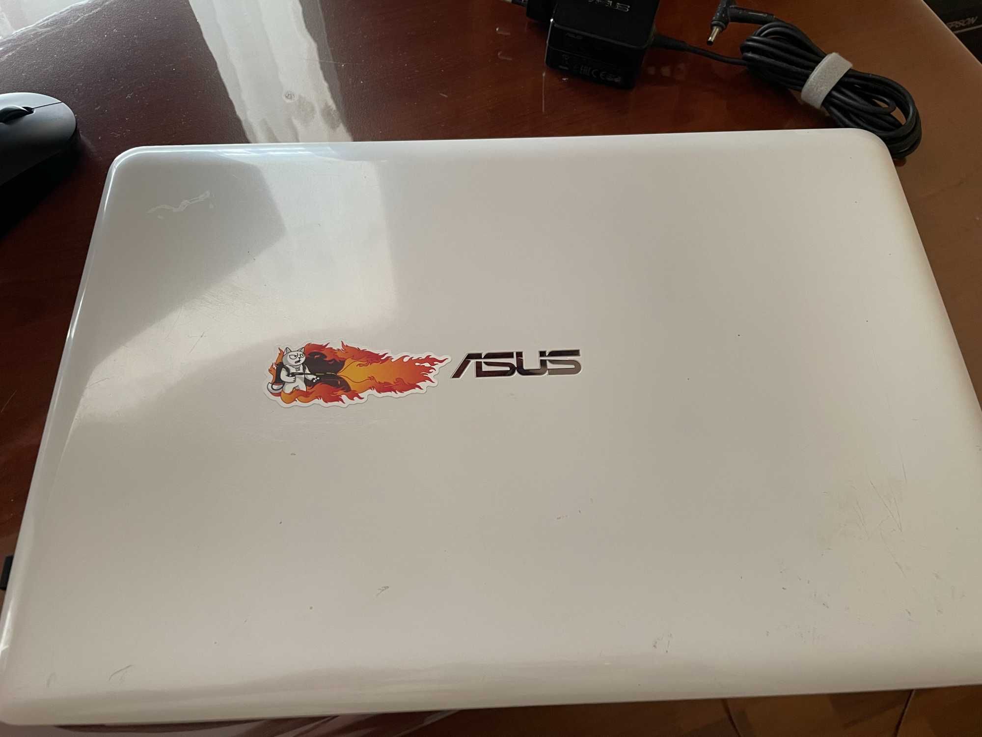 Ноутбук ASUS E502S - 15.6" /SSD 256GB / Intel Celeron N3050 / RAM 4 GB