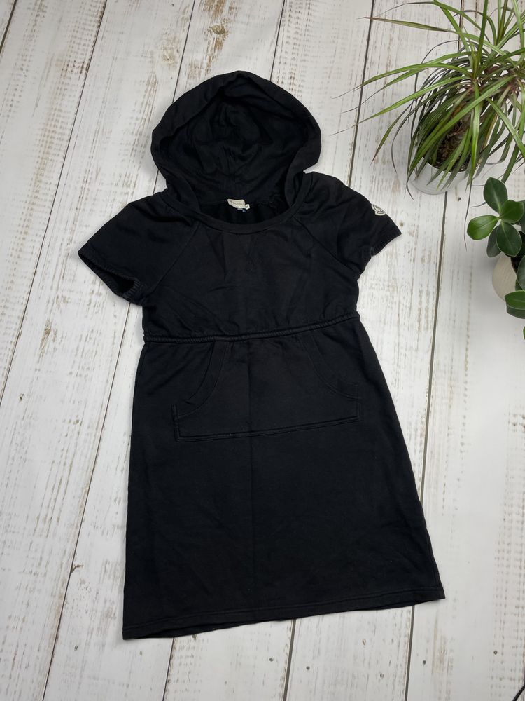 Sukienka Moncler czarna z patką z kapturem