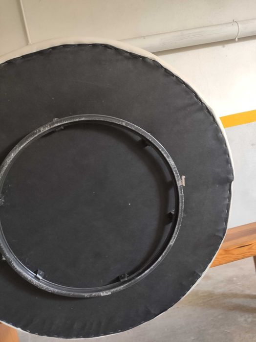 poltrona em couro sintético branco, com base rotativa