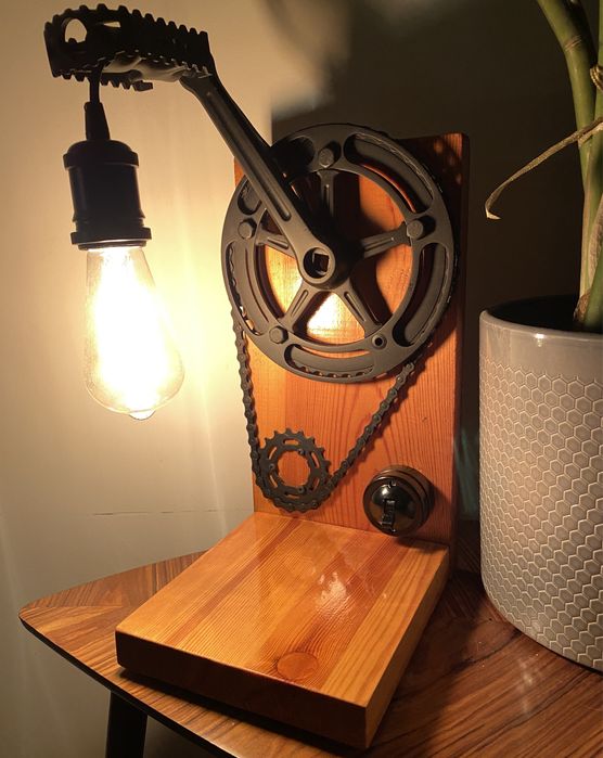 Industrialna lampka loft z części rowerowych – rękodzieło z duszą