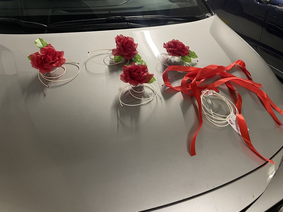 Ozdoby weselna na samochod kwiaty