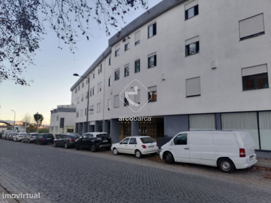 Loja com 190m2  em Valença 87000€.