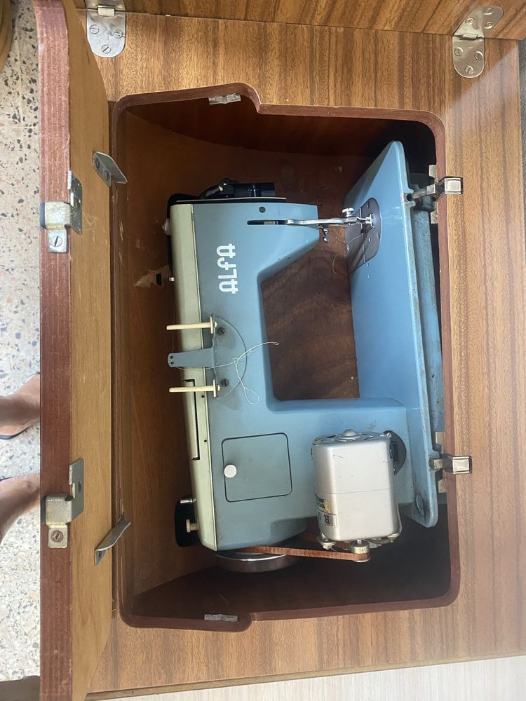 Maquina de costura com motor alfa como nova com movel