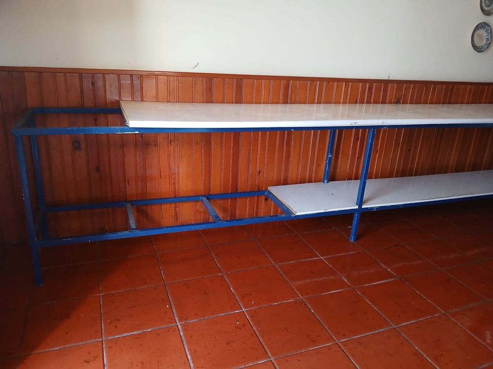 Bancada 4m de compr 80cm de altura, tampo de 90c