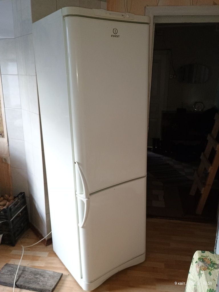 Двухкамерный холодильник Indesit