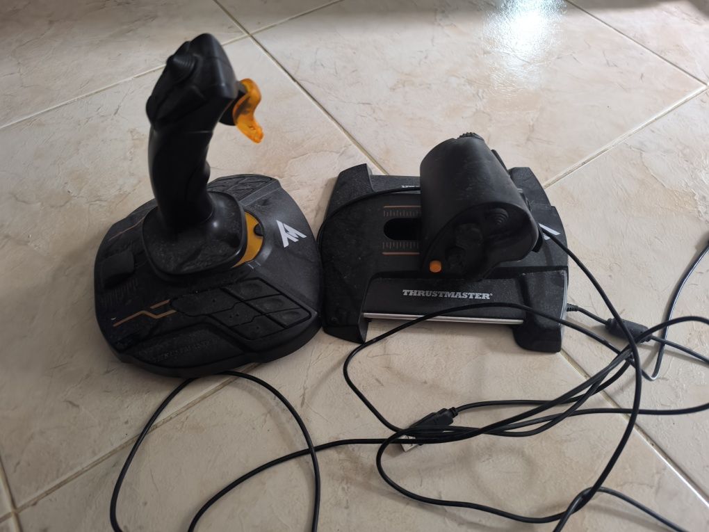 Joystick simulador de aviação Thustmaster