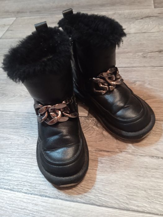 Зимові черевики для дівчинки, уги