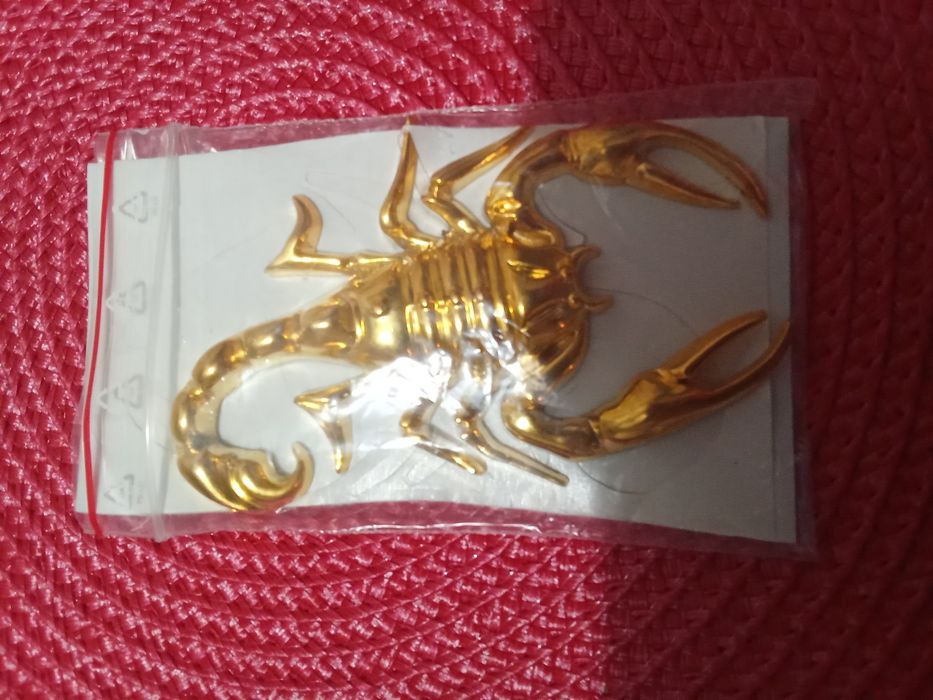 Skorpion metalowy złoty przyklejany