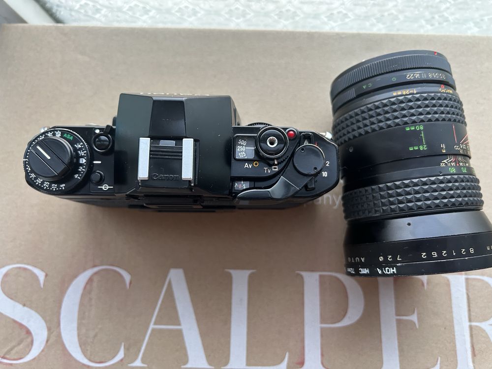 Canon A-1 com lente 28-80 mm 1:3,5 Makinon MC