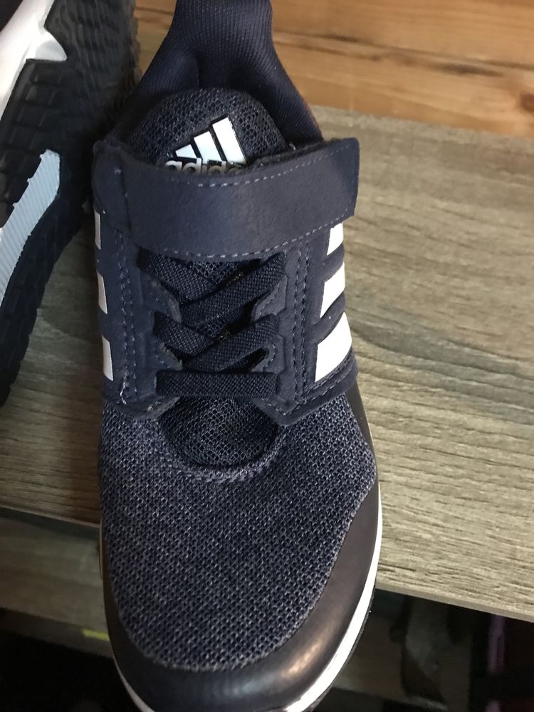 Sapatilhas Adidas de rapaz, novas