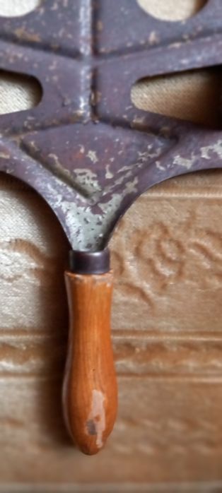 Zabytkowa metalowa podstawka pod żelazko.