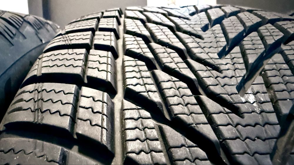 Opony zimowe 235/50/19 Good Year Ultra Grip Performance 3