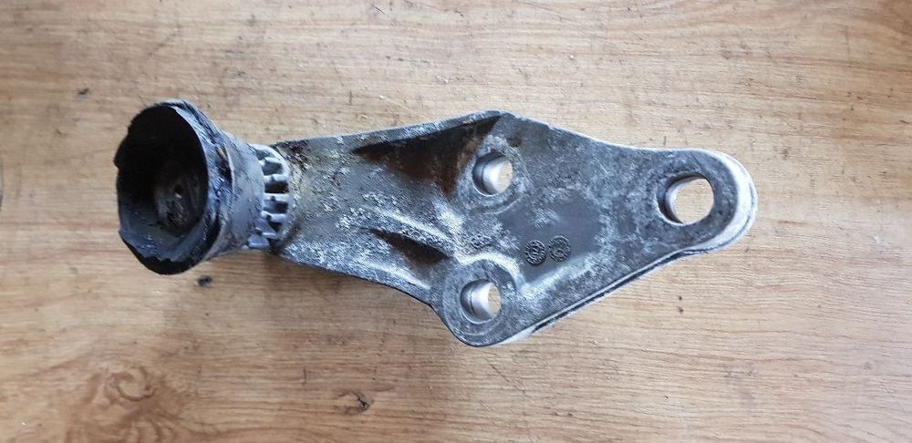 AUDI A8 D3 3.7  4.2 V8 ŁAPA PODPORA SILNIKA  4E0199603N