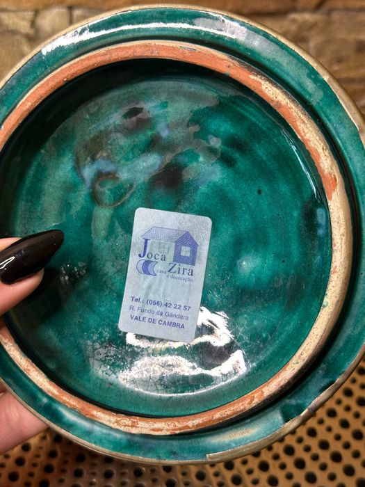 Pote de latão e cerâmica vidrada