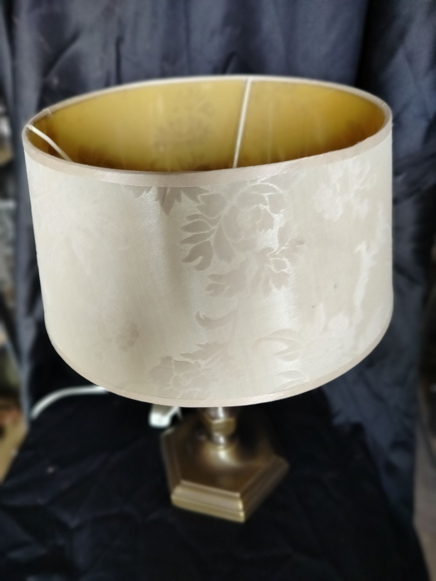 Ładna mosiężna lampa