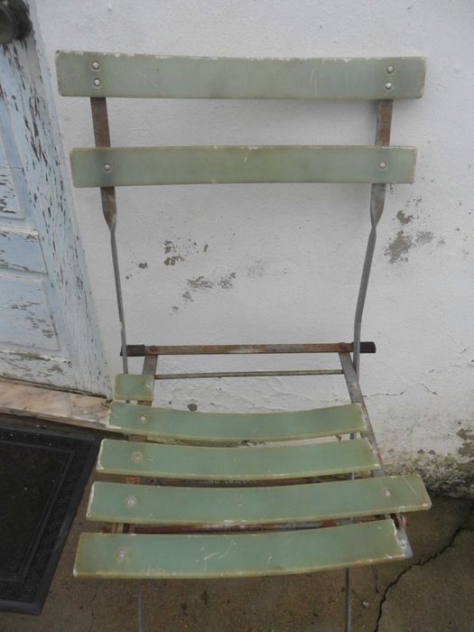 Candeeiro, ferro, agrafador CTT, cadeiras