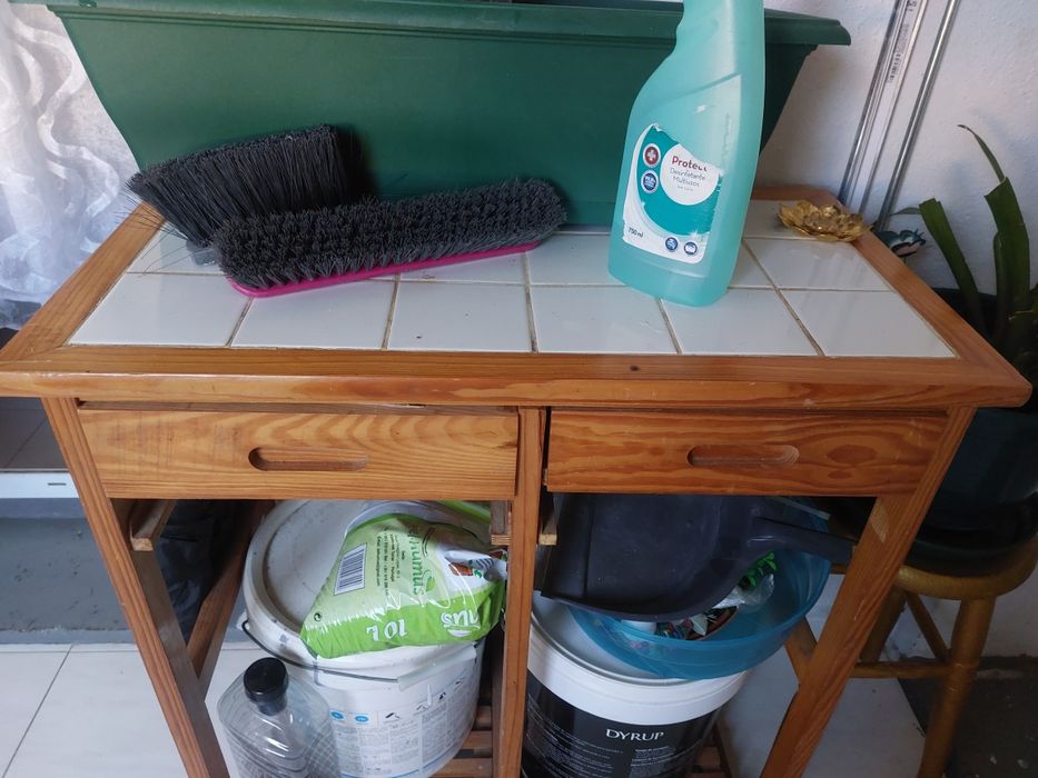 Mesa pequena com algumas marcas de uso