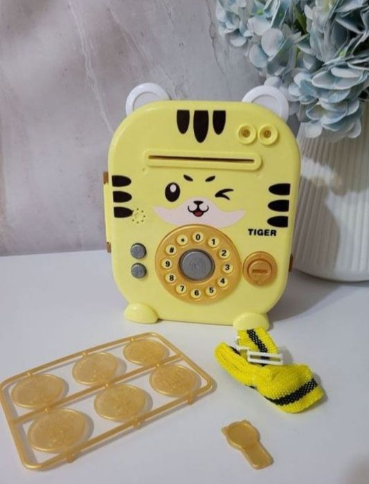 Дитячий сейф з ключем і монетками