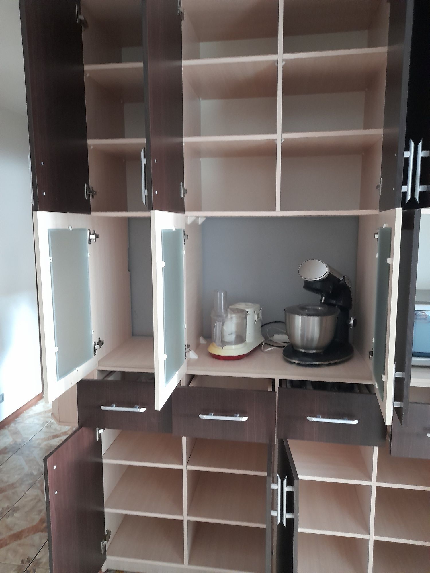 Meble kuchenne lub pokojowe