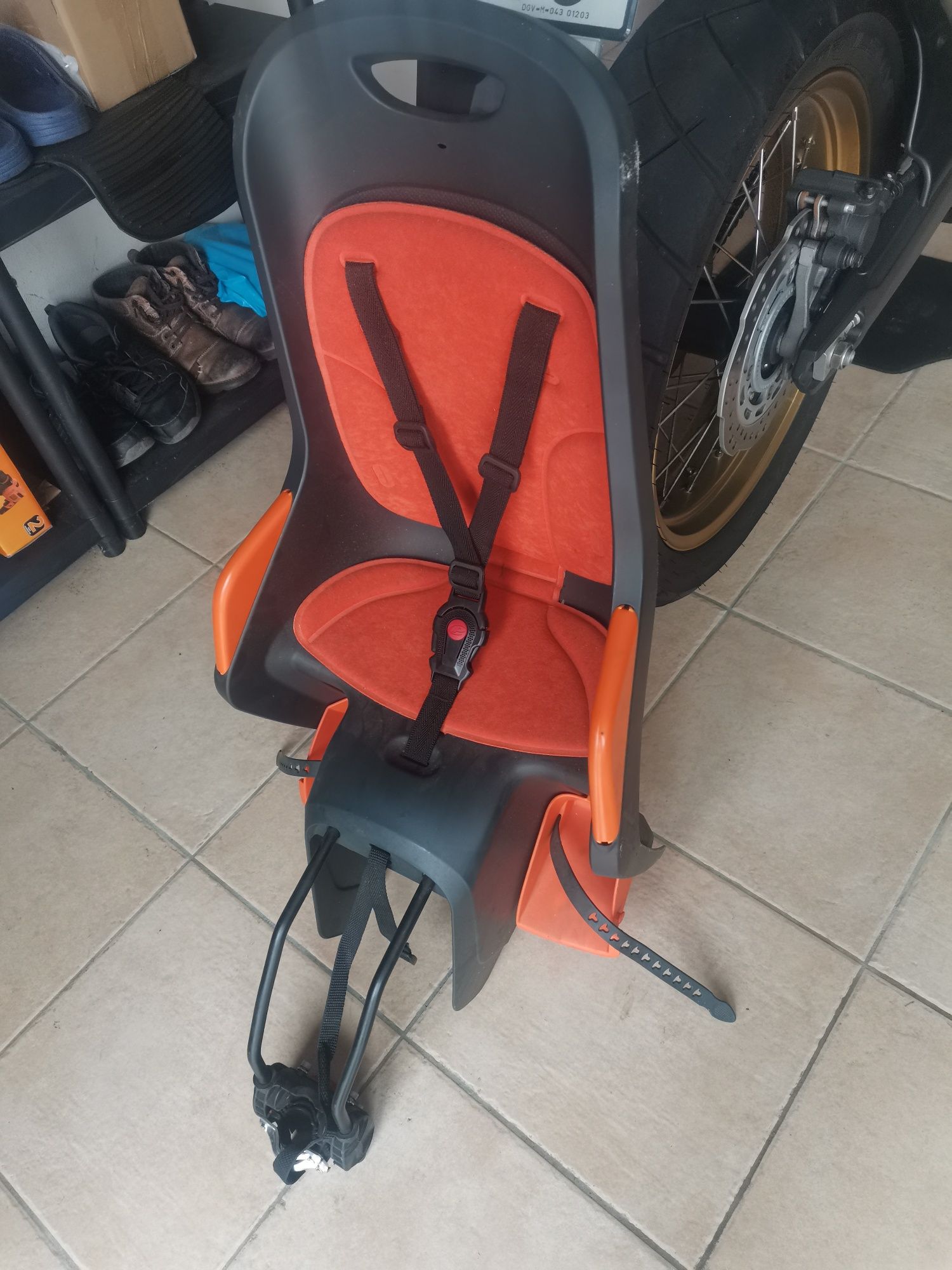 Cadeira de passeio para bebes e crianca para bicicleta.