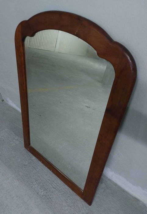 Espelho com orla em madeira