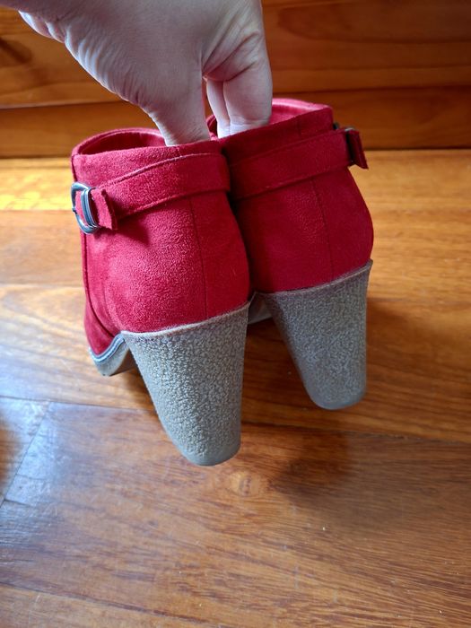 Botas vermelhas tecido pele de pêssego da Cristina Ferreira