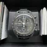Omega x Swatch x Snoopy: Limitowana SO33B700 MoonPhase