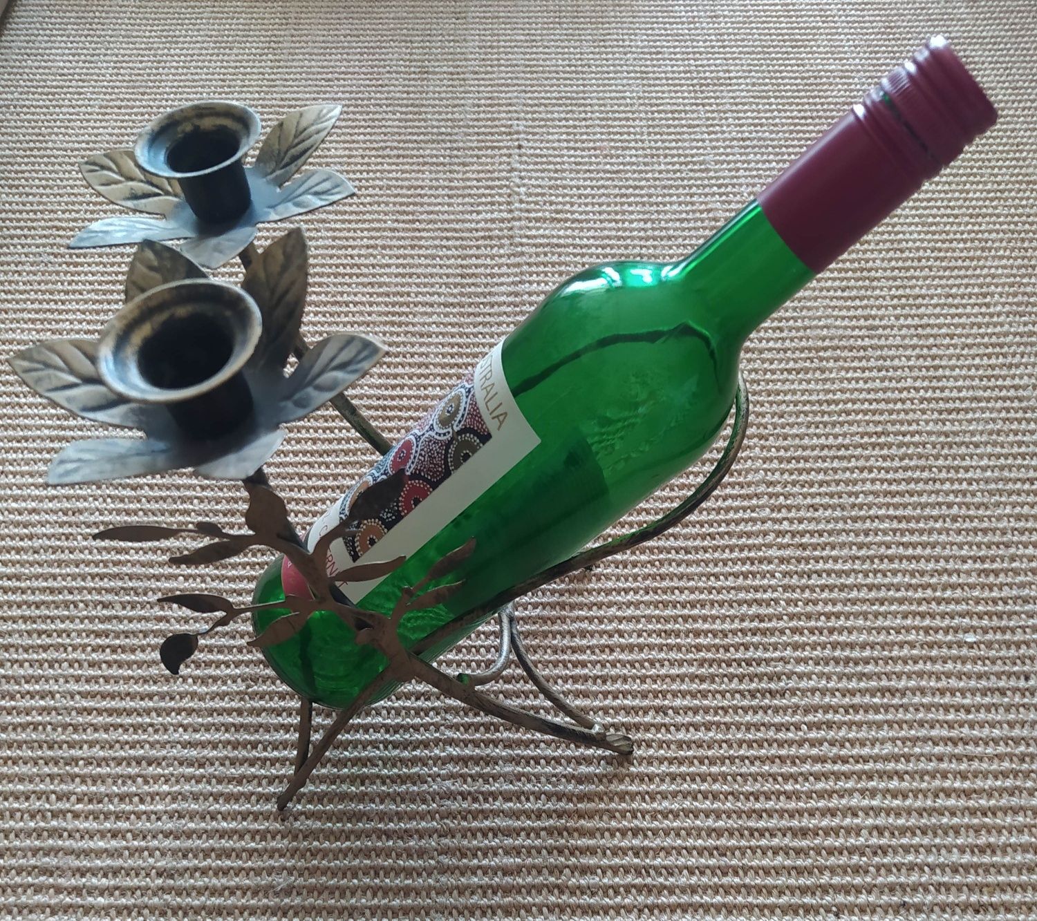 Rustykalny świecznik i stojak na wino w jednym