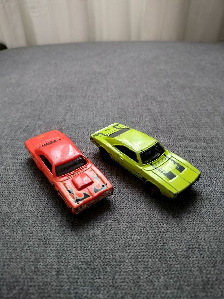 Hot Wheels '69 Dodge Charger 500 e '69 Dodge Coronet Superbee