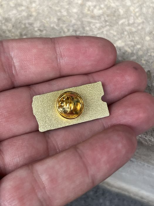 Pin Estilo “Blockbuster” - Novo, Selado