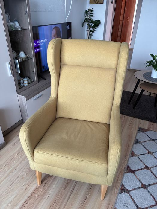 Fotel uszak z Agatą Mebke kolor miodowy