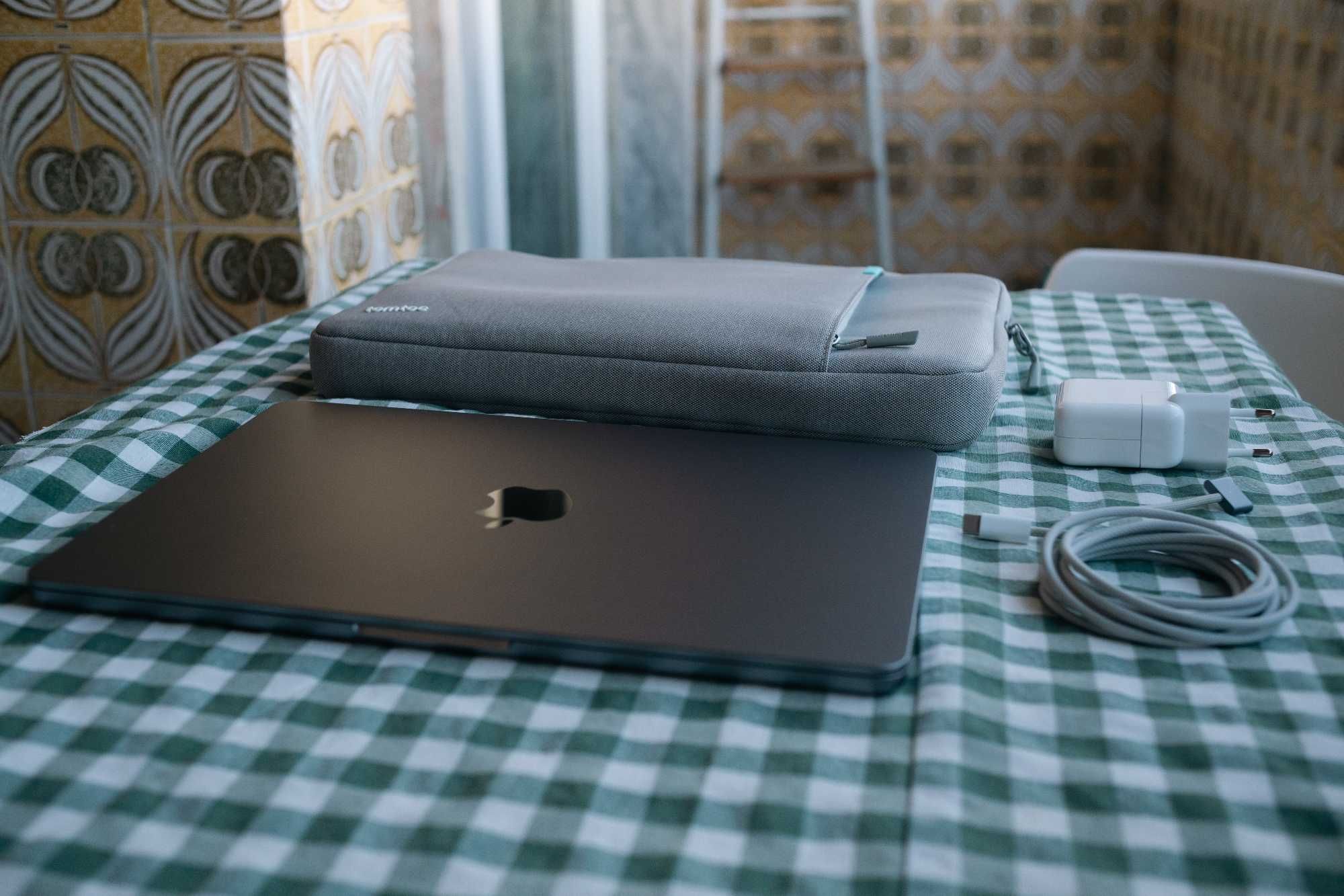 Macbook Air M2 16GB RAM 256 SSD