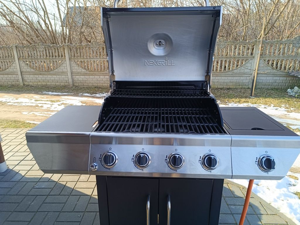 Grill gazowy firmy NEXGRIL 4 plus jeden boczny