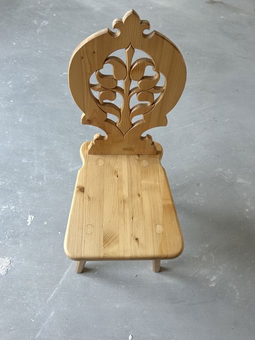 Krzesło drewniane w stylu góralskim