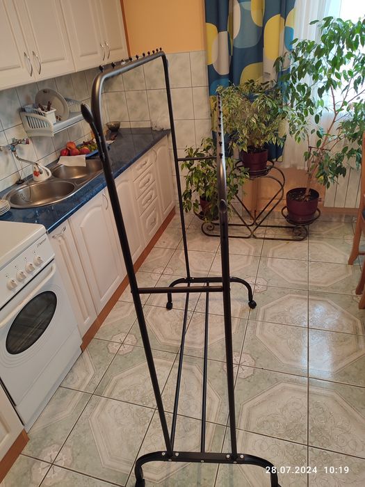 Nowy czarny wieszak stojący organizer na ubrania