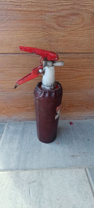 Stara gaśnica samochodowa z futerałem.