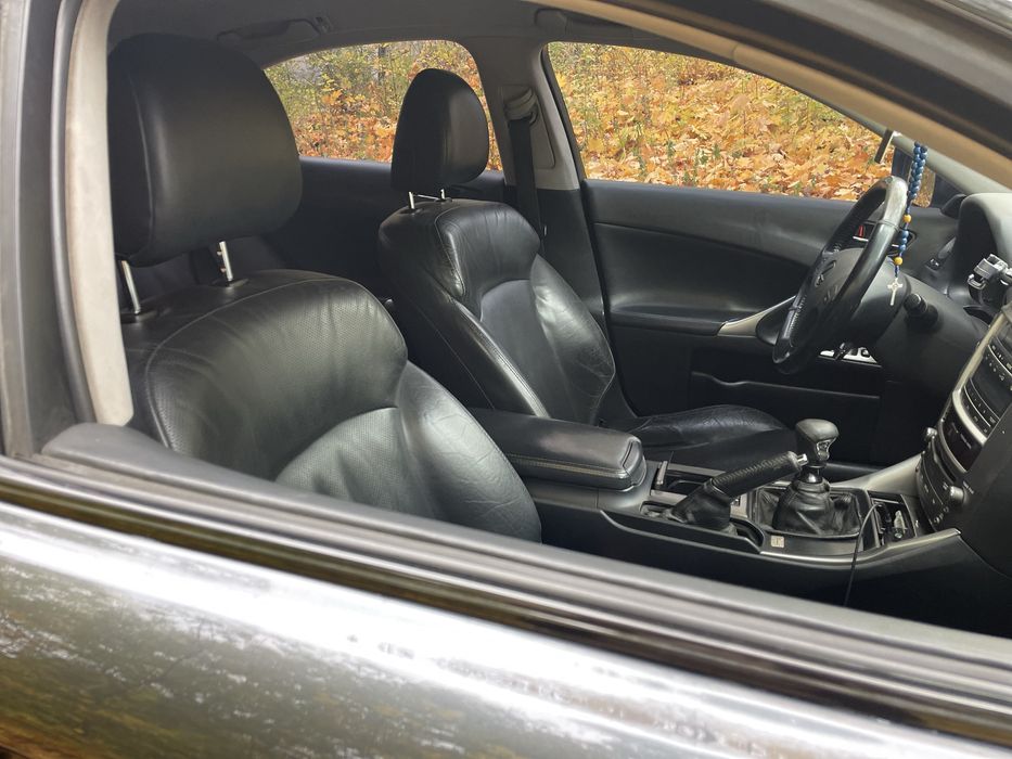 Продаю власне авто Lexus is 220d
