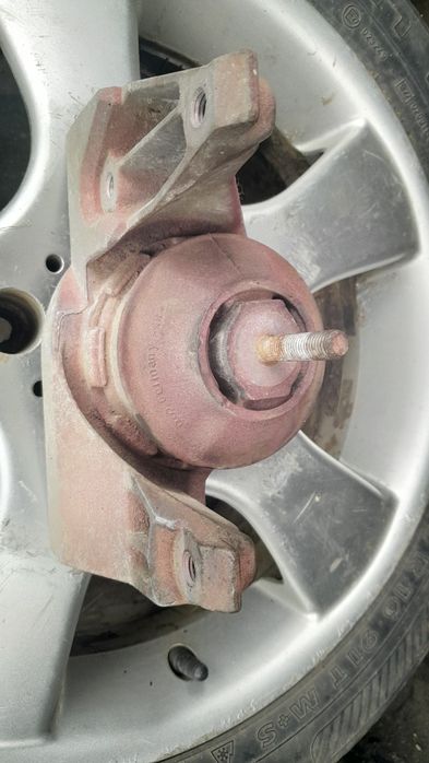 Подушка двигуна 2.8 ауді 100 с4