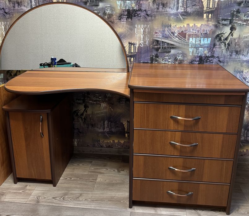 Продам косметический стол + зеркало