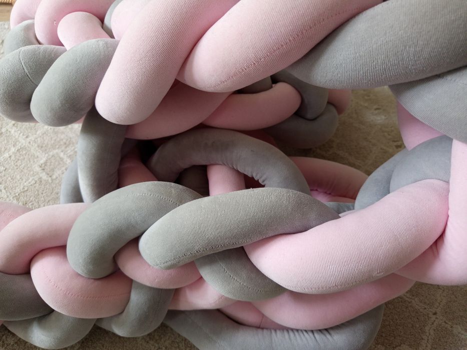 Warkocz ochraniacz do łóżeczka dziecięcego.