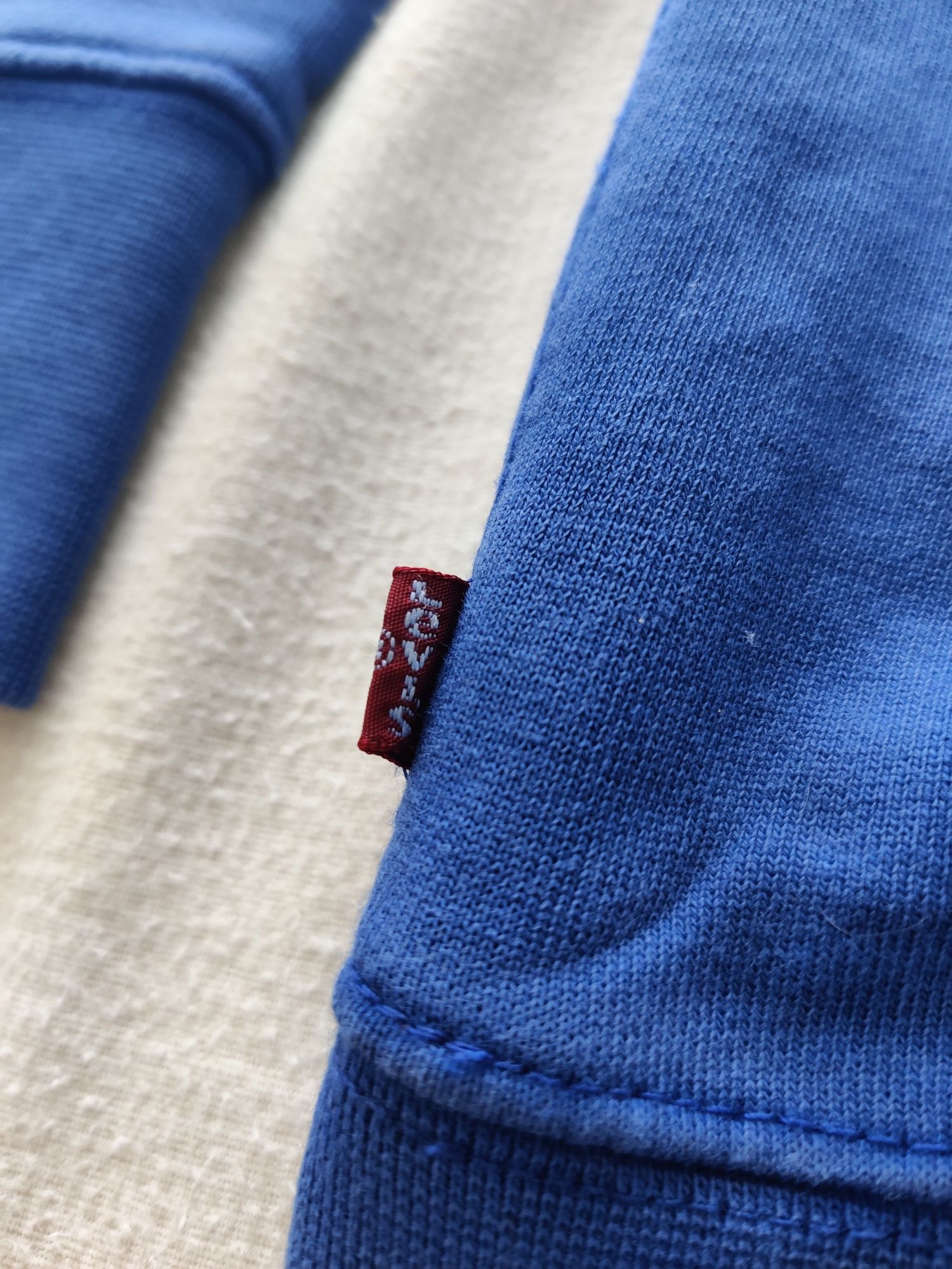 Camisola Levi's.