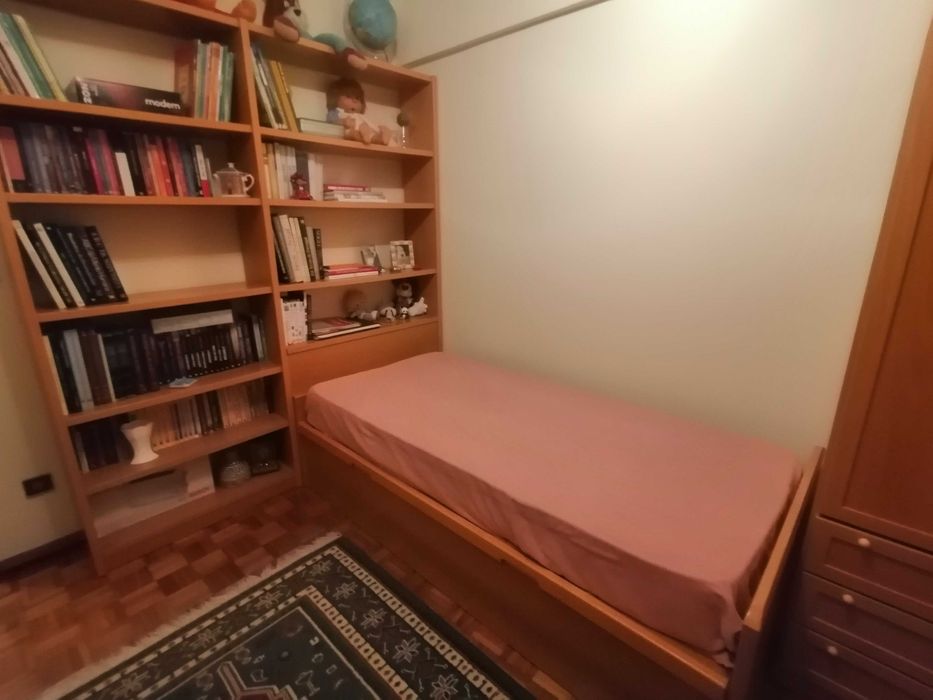 Mobília de quarto de solteiro, com sommier