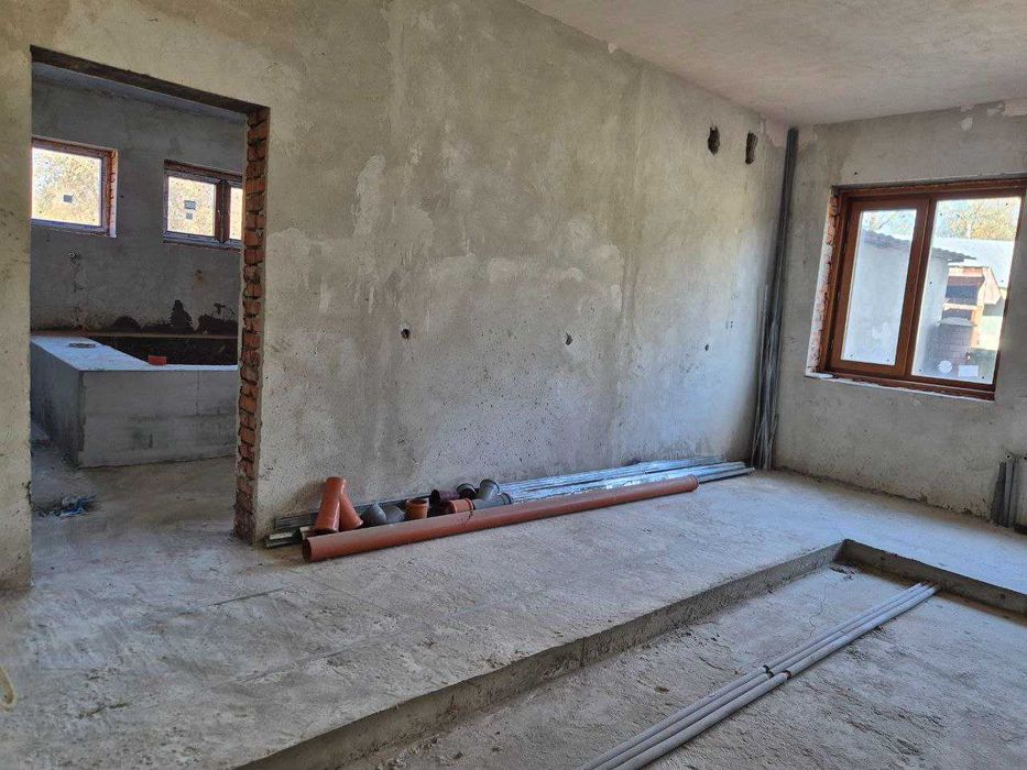 Продаж будинка з басейном