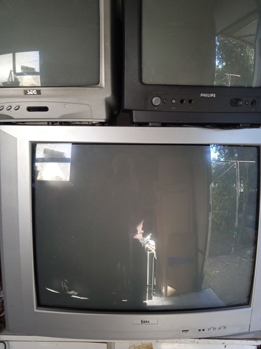 3 televisões antigas