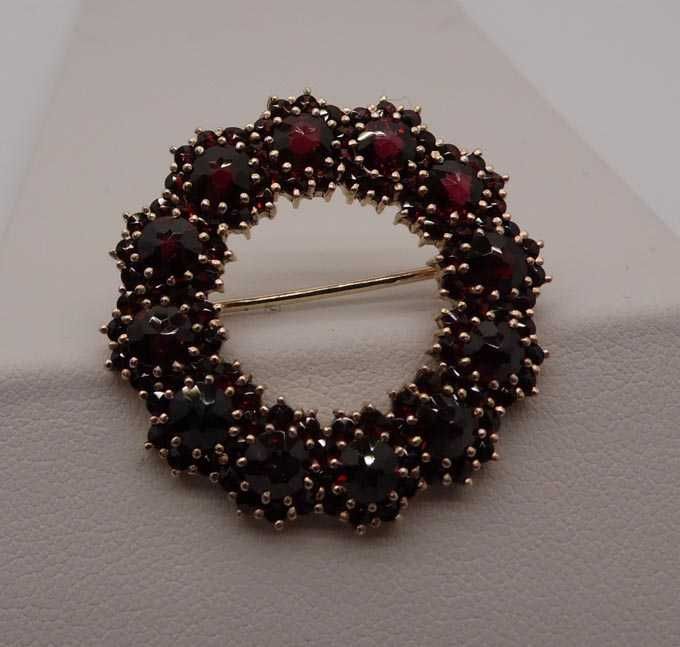 Broszka z granatami koło srebro złocone vintage.