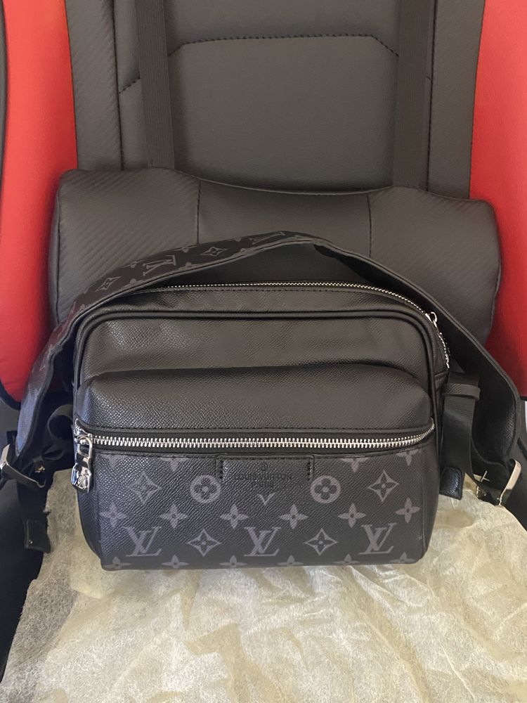 Louis Vuitton Bolsa Outdoor Messenger Black