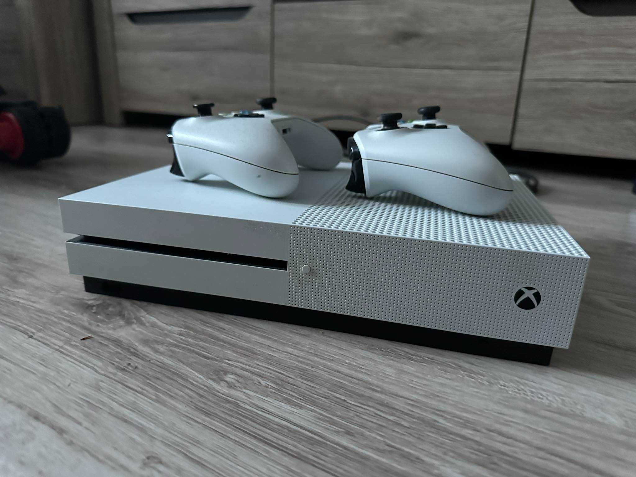 Xbox one + 2 pady